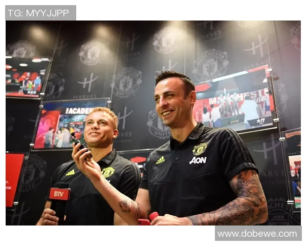 足球球星携子现身采访展现父爱温情瞬间打破硬汉形象